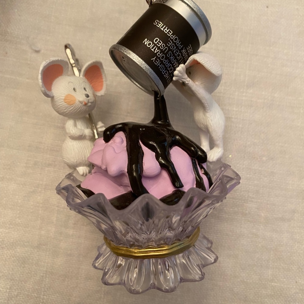 Hershey Friendship Sundae - Picture 1 of 9